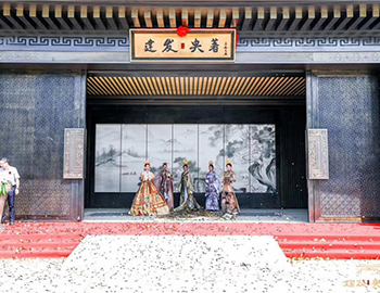 【建發(fā)·央著】國境盛啟，誰在為世界立著？！